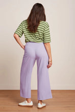 Laden Sie das Bild in den Galerie-Viewer, Shirt King Louie, Style: Boxy Tee Seaside Stripe, Farbe: Dark Citron, *Sale*