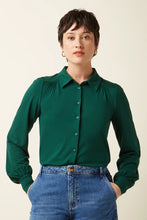 Laden Sie das Bild in den Galerie-Viewer, Bluse King Louie, Style:Carina Blouse Viscose Light, Farbe: 219-Botanical Green *New in*