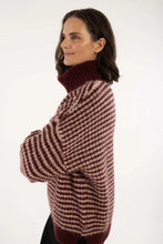 Laden Sie das Bild in den Galerie-Viewer, Pullover Danefae, Style: Danecaring Alpaca Rollneck Sweater, Farbe: Merlot/Powder *New in*