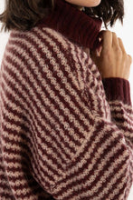 Laden Sie das Bild in den Galerie-Viewer, Pullover Danefae, Style: Danecaring Alpaca Rollneck Sweater, Farbe: Merlot/Powder *New in*