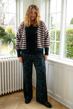 Laden Sie das Bild in den Galerie-Viewer, Strickjacke Danefae, Style: Danefamily Alpaca Cardigan, Farbe: Merlot/Lt Blue Grey *New in*