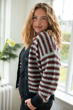 Laden Sie das Bild in den Galerie-Viewer, Strickjacke Danefae, Style: Danefamily Alpaca Cardigan, Farbe: Merlot/Lt Blue Grey *New in*