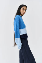 Laden Sie das Bild in den Galerie-Viewer, Pullover UVR Berlin Style: Dorotaina blau gestreift (2916) *Sale*