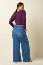 Laden Sie das Bild in den Galerie-Viewer, Shirt King Louie, Style: Lili Tee Uni Rip, Farbe: 517 Caspia Purple, *New in*