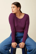 Laden Sie das Bild in den Galerie-Viewer, Shirt King Louie, Style: Lili Tee Uni Rip, Farbe: 517 Caspia Purple, *New in*