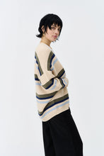 Laden Sie das Bild in den Galerie-Viewer, Strickjacke UVR Berlin Style: Nellyina (2919) gestreift *Sale*