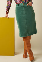 Laden Sie das Bild in den Galerie-Viewer, Rock King Louie, Style: Prisca Skirt Curderoy, Farbe: Matcha Green - Corduroy *New in*