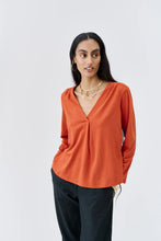 Laden Sie das Bild in den Galerie-Viewer, Blusenshirt UVR Berlin, Style: ROSALINDAINA, Farbe: 2853 orange, *Sale*