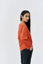 Laden Sie das Bild in den Galerie-Viewer, Blusenshirt UVR Berlin, Style: ROSALINDAINA, Farbe: 2853 orange, *Sale*