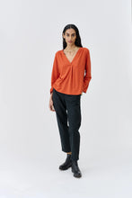 Laden Sie das Bild in den Galerie-Viewer, Blusenshirt UVR Berlin, Style: ROSALINDAINA, Farbe: 2853 orange, *Sale*