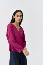 Laden Sie das Bild in den Galerie-Viewer, Blusenshirt UVR Berlin, Style: ROSALINDAINA, Farbe: 2854 rot, *Sale*