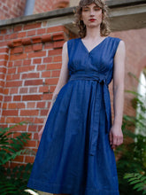 Laden Sie das Bild in den Galerie-Viewer, Kleid Mademoiselle Yeye, Style: Urban Explorer Dress, Farbe: Indigo Blue, *Sale*