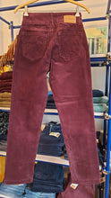 Laden Sie das Bild in den Galerie-Viewer, Hose Red Button, Style: Diana Cord W10, Farbe: Aubergine *New in*