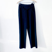 Laden Sie das Bild in den Galerie-Viewer, Hose Liepelt Design, Style: Lisa in dunkelblau *New In*