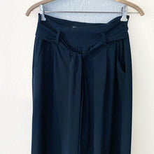 Laden Sie das Bild in den Galerie-Viewer, Hose Liepelt Design, Style: Lisa in dunkelblau *New In*