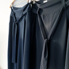 Laden Sie das Bild in den Galerie-Viewer, Hose Liepelt Design, Style: Lisa in dunkelblau *New In*