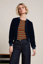 Laden Sie das Bild in den Galerie-Viewer, Jacke King Louie, Style: Bessie Jacket Gamine Velvet, Farbe: Pind Blue – Gamine Velvet, *Sale*
