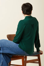 Laden Sie das Bild in den Galerie-Viewer, Bluse King Louie, Style:Carina Blouse Viscose Light, Farbe: 219-Botanical Green *New in*
