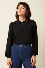 Laden Sie das Bild in den Galerie-Viewer, Bluse King Louie, Style:Carina Blouse Viscose Light, Farbe: 001-black *New in*

