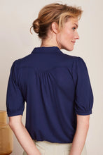 Laden Sie das Bild in den Galerie-Viewer, Bluse King Louie, Style: Carina Bluse Viscose Light, Farbe: Beacon Blue, *New in*
