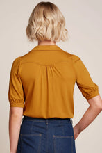 Laden Sie das Bild in den Galerie-Viewer, Bluse King Louie, Style: Carina Bluse Viscose Light, Farbe: Inca Gold, *New in*
