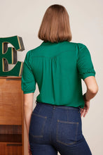 Laden Sie das Bild in den Galerie-Viewer, Bluse King Louie, Style: Carina Bluse Viscose Light, Farbe: Nile Green, *New in*
