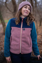 Laden Sie das Bild in den Galerie-Viewer, Jacke Danefae, Style: Danebirk Fleece Zip-Up Farbe: Dk Navy/Dk Slate/Rose Beige/Dk Brick *New in*
