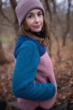 Laden Sie das Bild in den Galerie-Viewer, Jacke Danefae, Style: Danebirk Fleece Zip-Up Farbe: Dk Navy/Dk Slate/Rose Beige/Dk Brick *New in*
