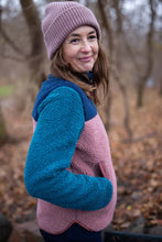Laden Sie das Bild in den Galerie-Viewer, Jacke Danefae, Style: Danebirk Fleece Zip-Up Farbe: Dk Navy/Dk Slate/Rose Beige/Dk Brick *New in*
