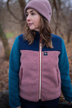 Laden Sie das Bild in den Galerie-Viewer, Jacke Danefae, Style: Danebirk Fleece Zip-Up Farbe: Dk Navy/Dk Slate/Rose Beige/Dk Brick *New in*
