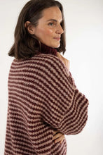 Laden Sie das Bild in den Galerie-Viewer, Pullover Danefae, Style: Danecaring Alpaca Rollneck Sweater, Farbe: Merlot/Powder *New in*
