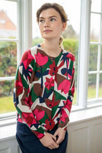 Laden Sie das Bild in den Galerie-Viewer, Strickjacke Danefae, Style: Danelife Merino Wool AOP Cardigan, Farbe:Beige GEOFLEUR *New in*
