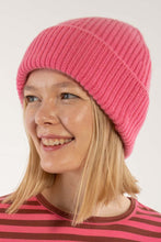 Laden Sie das Bild in den Galerie-Viewer, Mütze Danefae, Style: Danewarm Thoughts Merino Beanie, Farbe: Spicy Pink *New in*
