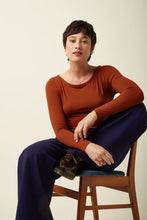 Laden Sie das Bild in den Galerie-Viewer, Shirt King Louie, Style: Lili Tee Uni Rip, Farbe: 517-Spicy Brown , *New in*
