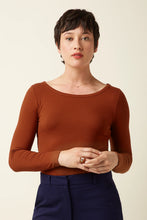 Laden Sie das Bild in den Galerie-Viewer, Shirt King Louie, Style: Lili Tee Uni Rip, Farbe: 517-Spicy Brown , *New in*
