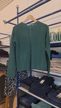 Laden Sie das Bild in den Galerie-Viewer, Strickjacke *mansted, Style: Ivory, Farbe: Emerald, *New in*
