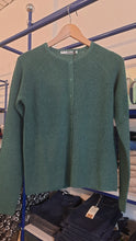 Laden Sie das Bild in den Galerie-Viewer, Strickjacke *mansted, Style: Ivory, Farbe: Emerald, *New in*

