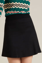 Laden Sie das Bild in den Galerie-Viewer, Rock King Louie, Style: Border Skirt Milano uni black *New in*
