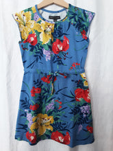Laden Sie das Bild in den Galerie-Viewer, Kinder Kleid Petit Louie, Style: Raglan Dress Gladioli blau mit Blumen *Sale*
