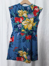 Laden Sie das Bild in den Galerie-Viewer, Kinder Kleid Petit Louie, Style: Raglan Dress Gladioli blau mit Blumen *Sale*
