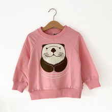 Laden Sie das Bild in den Galerie-Viewer, Kinder Sweater rosa mit Otter von Dyr cph *New In*

