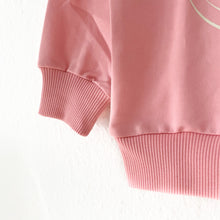 Laden Sie das Bild in den Galerie-Viewer, Kinder Sweater rosa mit Otter von Dyr cph *New In*
