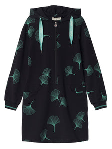 Kleid Mademoiselle Yeye, Style: Renée on Holidays Hoody Dress, schwarz mit Gingko-Blättern